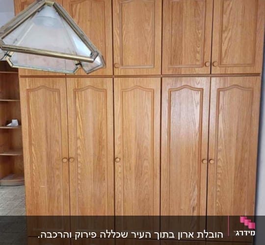 ארון עץ גדול עם דלתות ומגירות